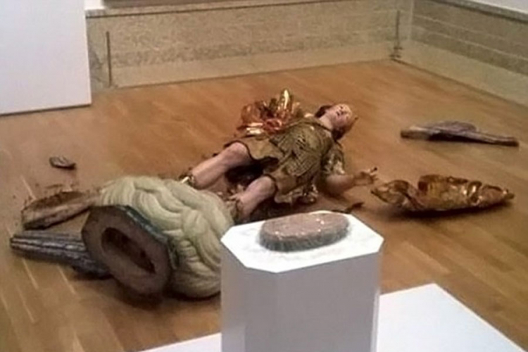 Nova žrtva „selfi manije“, statua stara više od 300 godina