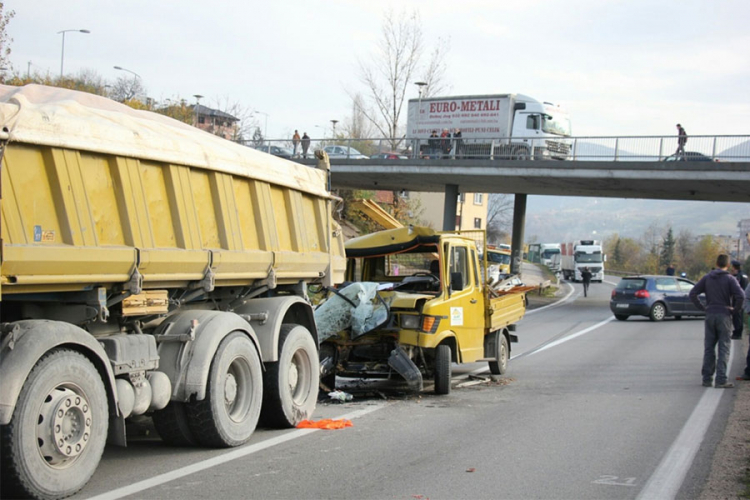 Zbog svađe vozača na putu sudarila se dva kamiona (FOTO)