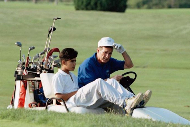 Oprema za golf Džordž Buša prodata za 30.000 dolara