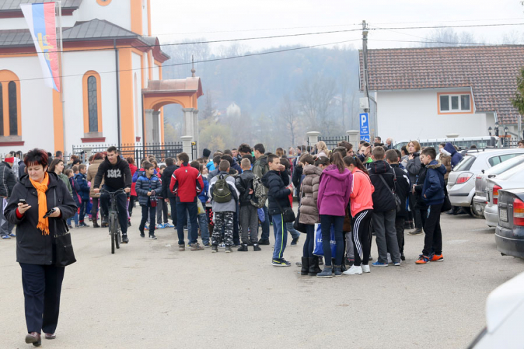 Učenici iz auta pokazao polni organ