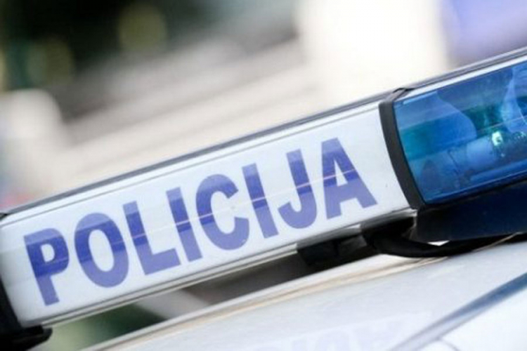 Hrabri policajac spasio dvoje mladih iz nabujale rijeke