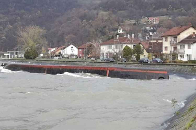Na Dunavu se prevrnuo riječni teretni brod