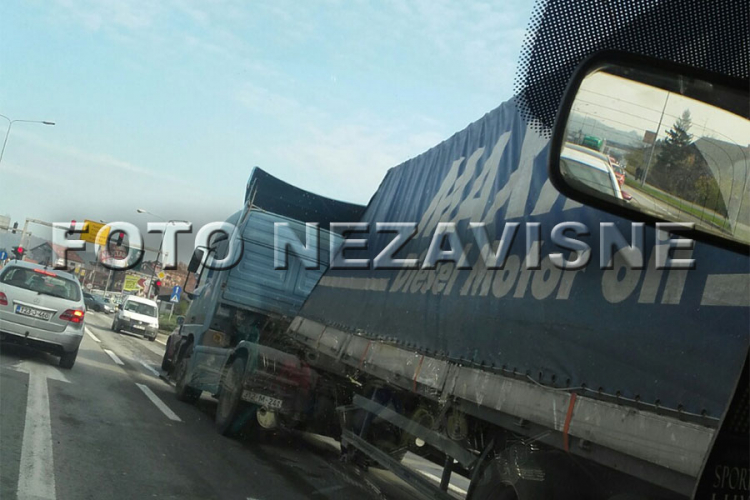 Gužva na tranzitu u Banjaluci, otkačila se prikolica na šleperu (FOTO)