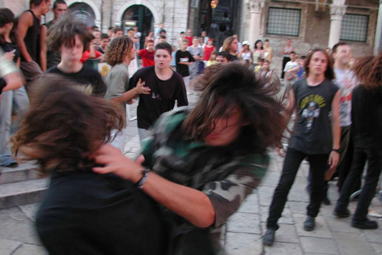 Uzroci mladalačke brutalnosti u porodici i sistemu