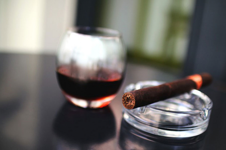 Čaša vina prije cigareta poništava njihovo štetno dejstvo?