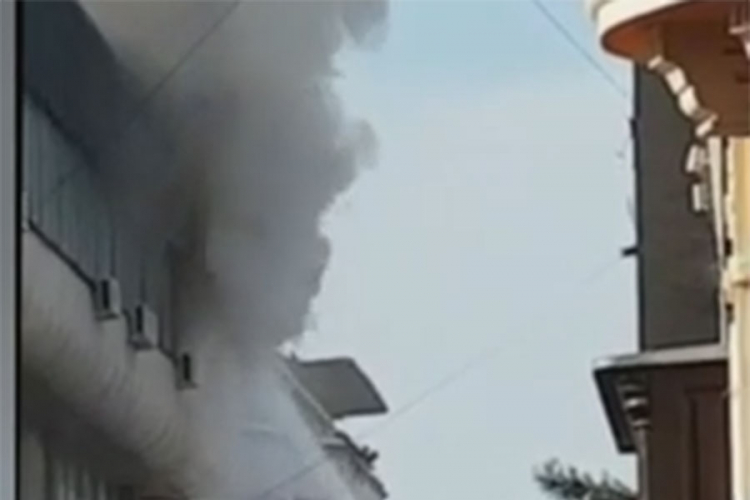 Lokalizovan požar u Nišu, povrijeđen vatrogasac (VIDEO)