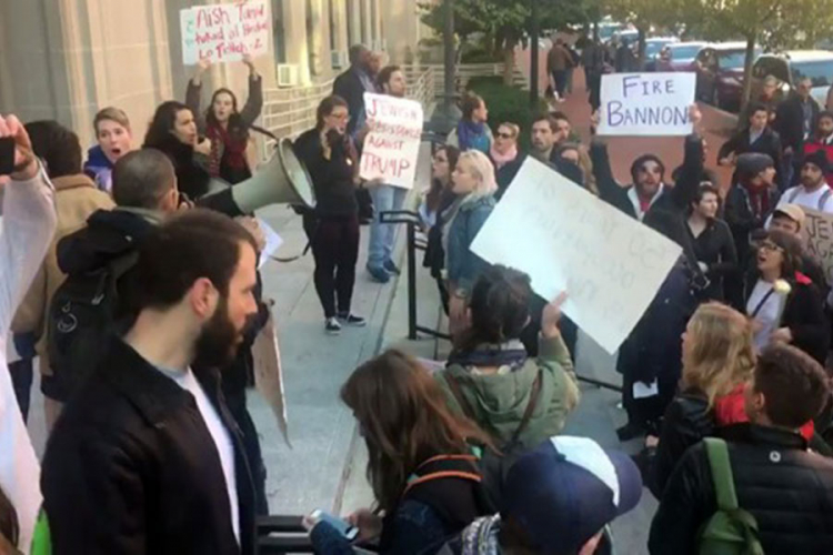 Masa demonstranata upala u zgradu gdje je Trampov tim (FOTO)   