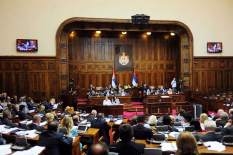 Zbog svađe poslanika prekinuta sjednica Parlamenta Srbije (VIDEO)
