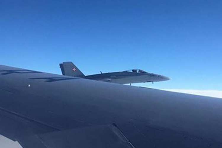 Blizak "susret" švajcarskog lovca sa avionom ruske delegacije (VIDEO)
