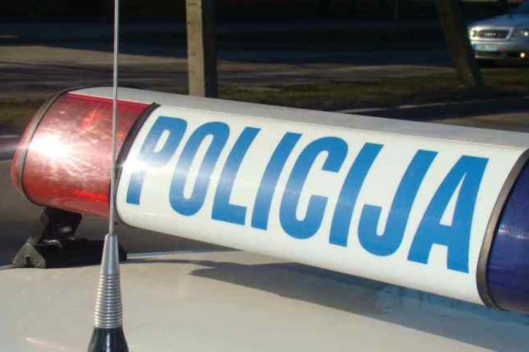 Policajac lakše povrijeđen, pronađeno ukradeno vozilo