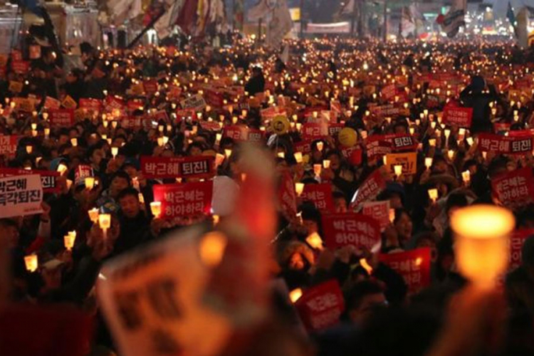 Stotine hiljada Južnokorejanaca protestuje protiv predsjednika