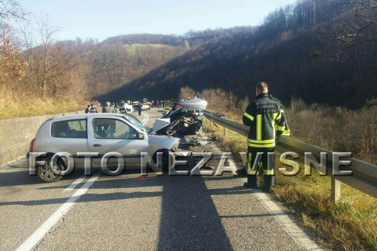 Petero povrijeđenih u sudaru kamiona i dva auta (FOTO)