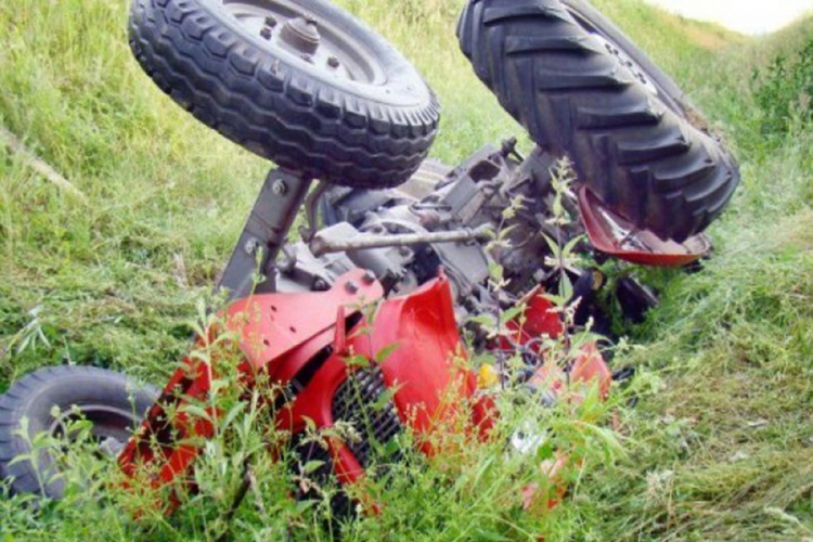 Prevrnuo se traktor, povrijeđen vozač