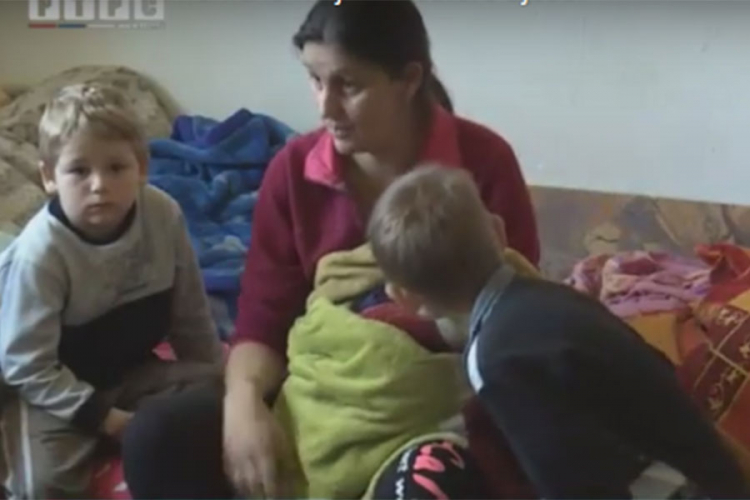 Samohrana majka desetoro djece cijepa i drva kako bi prehranila mališane (FOTO, VIDEO)
