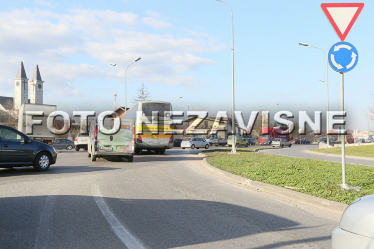 Sudar na kružnom toku u Banjaluci (FOTO)
