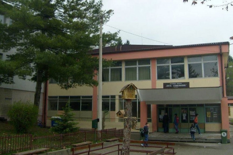 Djed istukao direktora škole i učenika