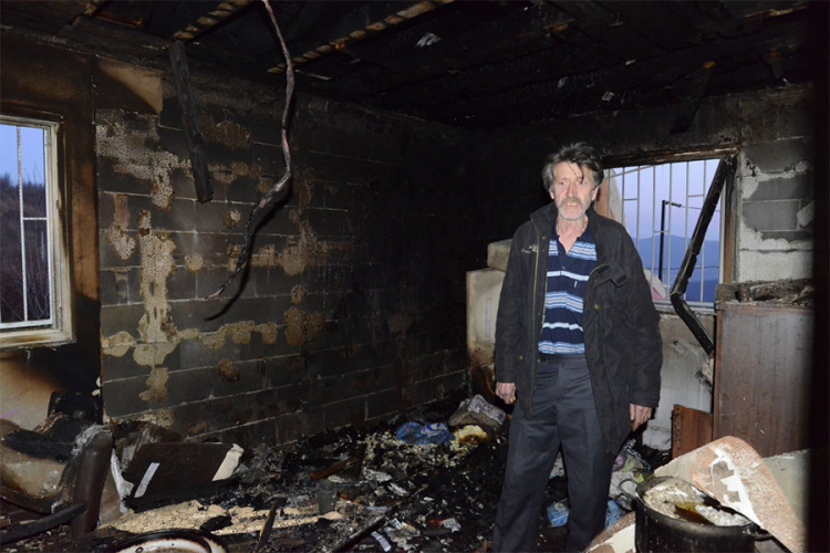 Uz pjesmu zapalio očevu i sestrinu kuću (FOTO)