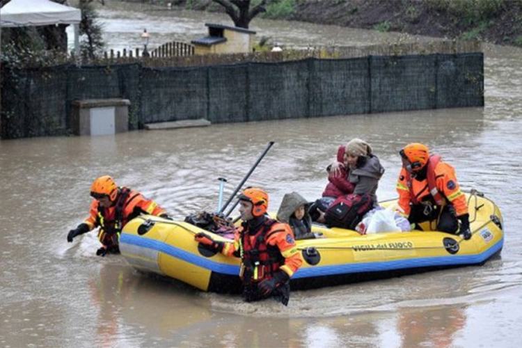 Poplave na sjeverozapadu Italije, zatvoreni putevi, škole (VIDEO)