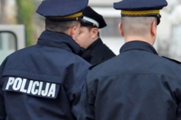Policija pretresla kabinet ministra policije CG