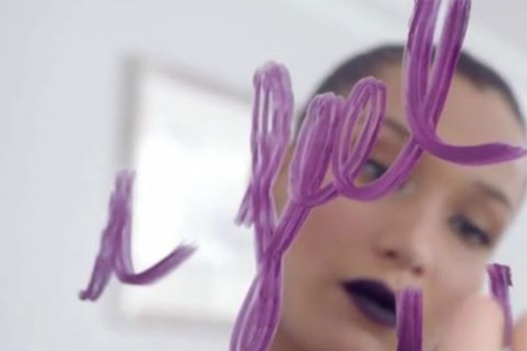 Ovo je najmodernija nijansa karmina ove jeseni (VIDEO)