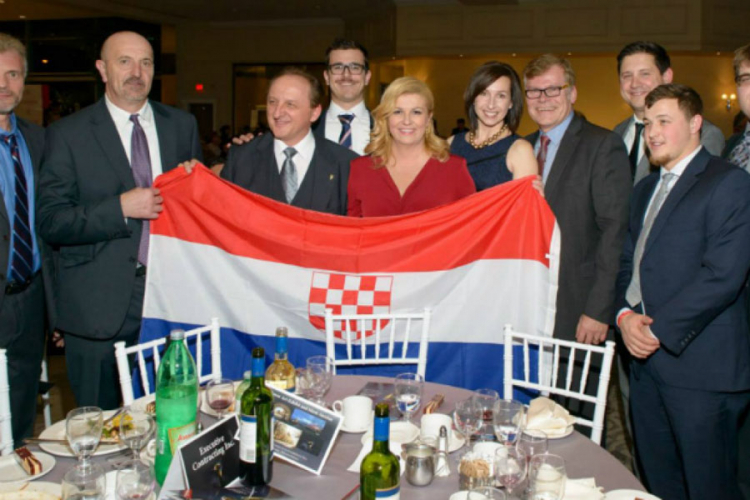 Osude ispada predsjednice Hrvatske: Srdačan osmijeh ispod ustaške zastave

