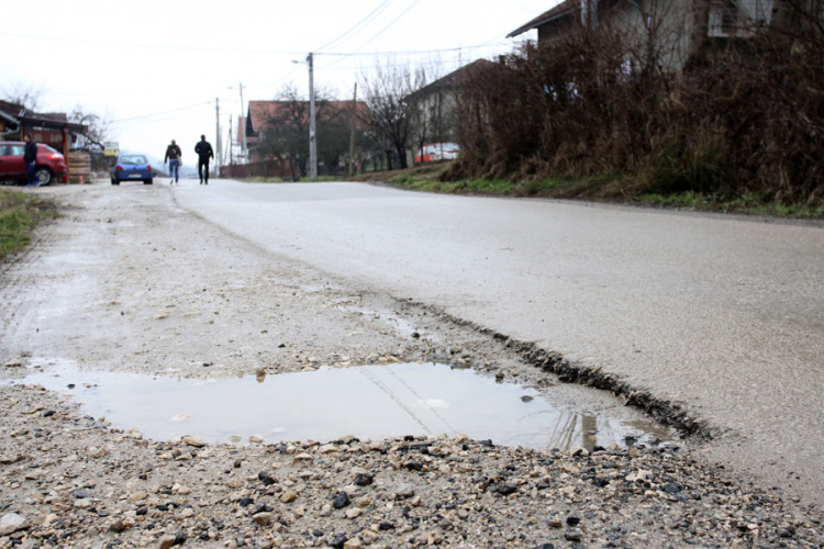 Preko kamenja i rupa do kuća
