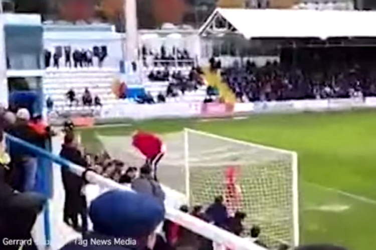 Kad navijač zadnjicom dekoncentriše igrača (VIDEO)