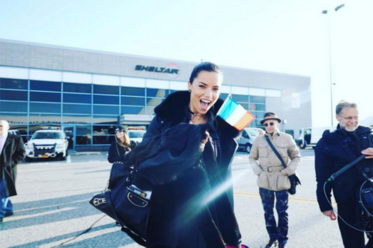 Ovako je Adriana Lima izgledala na prvoj reviji donjeg veša (VIDEO)