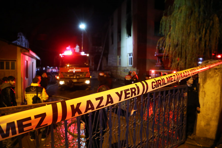 Turska: Požar u đačkom domu, 12 mrtvih (VIDEO)