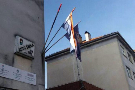 Glina: Izgorjele srpska i hrvatska zastava