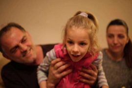 Život petogodišnje djevojčice iz Teslića u rukama humanista: Anja ...