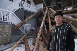 Prevrnula se prikolica sa balvanima na kuću