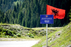 Kosovo: Srbi blokirali put zbog Mustafe, Kfor otvorio novi most