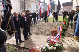 Tabla sa natpisom "Za dom spremni" u centru Jasenovca