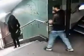 Migrant udarcem nogom u leđa oborio Njemicu niz stepenice metroa ...