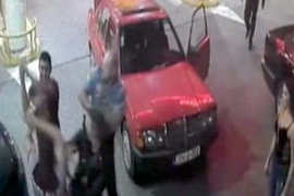 Policajci u Tuzli gledali pokušaj ubistva i pustili nasilnike da odu ...