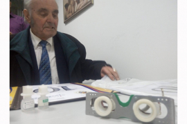 Izum za lako stavljanje kapi u oko