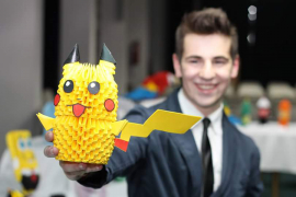 Udahnjuje život papirnim figurama