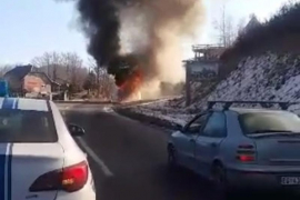 Izgorio autobus u Crnoj Gori, djeca spasena (VIDEO)