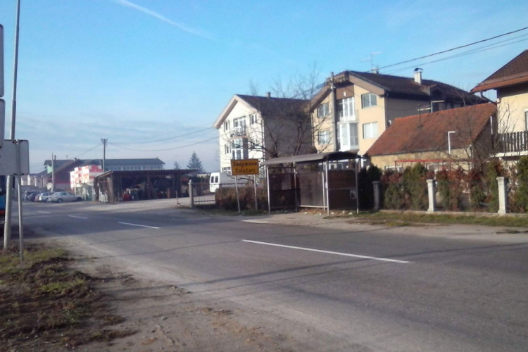 Na glavnoj saobraćajnici ni centimetar trotoara
