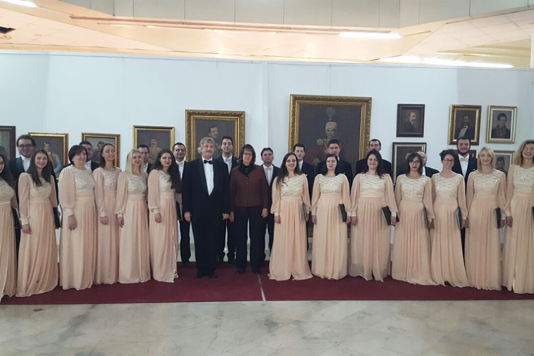 Hor "Jedinstvo" oduševio američku ambasadoricu