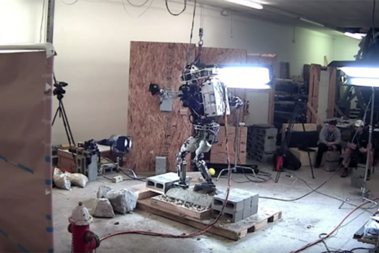Humanoidni robot uspješno prelazi preko neočekivanih prepreka