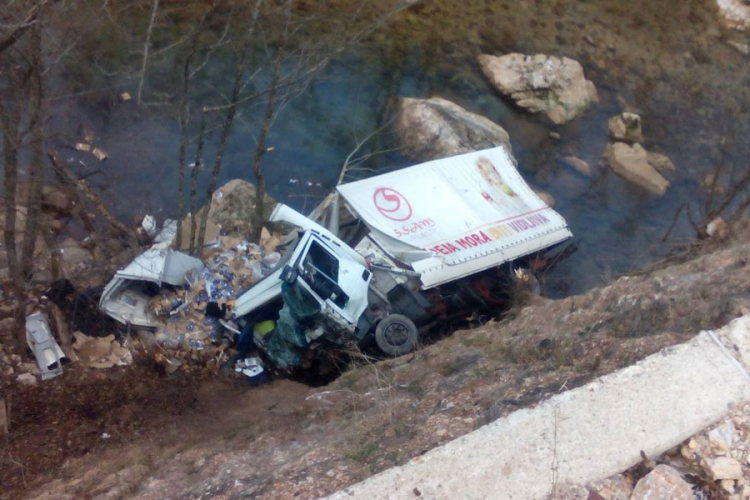 Vatrogasci iz smrskane kabine izvlačili tijelo kamiondžije (FOTO)