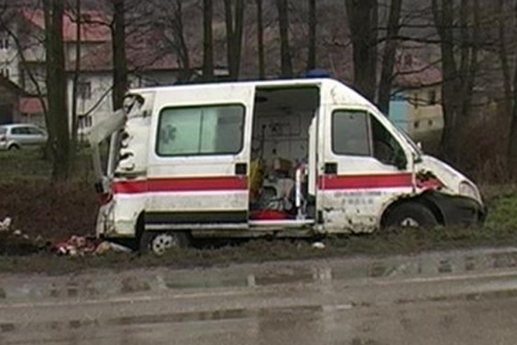 Prevrnulo se sanitetsko vozilo, pacijentkinja umrla