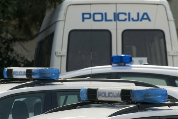 S puškom uletio na dodjelu paketića