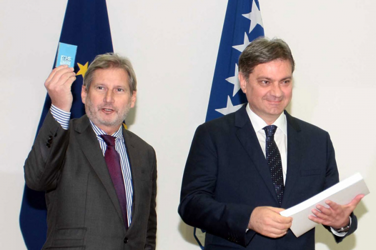 Prva pitanja nisu o popisu, nego o politici