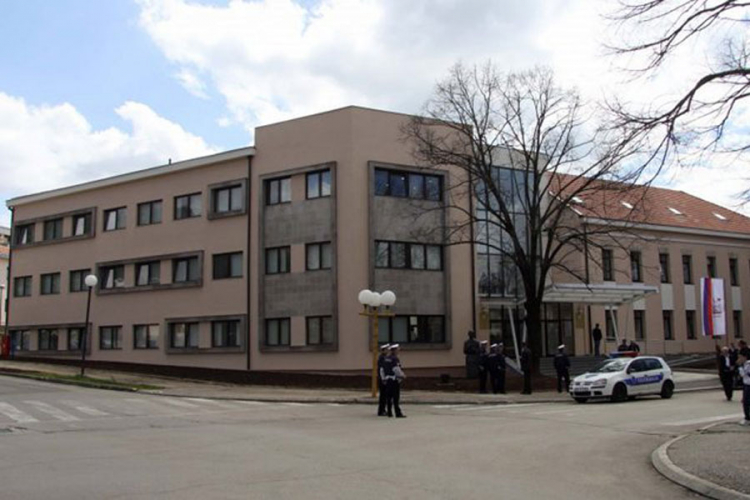 Haos u Skupštini Bileće: Pljuštale psovke i letjeli mikrofoni