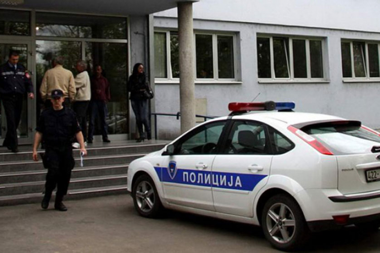 Jedan dan udario pješaka, a drugi policijsko vozilo