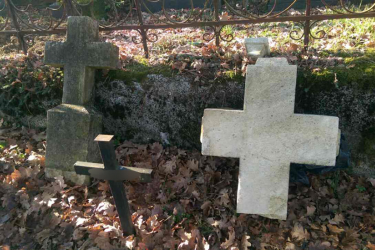 Počupali spomenike stare stotinak godina