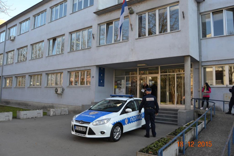 Prvo udarila ženu pa u policijski auto